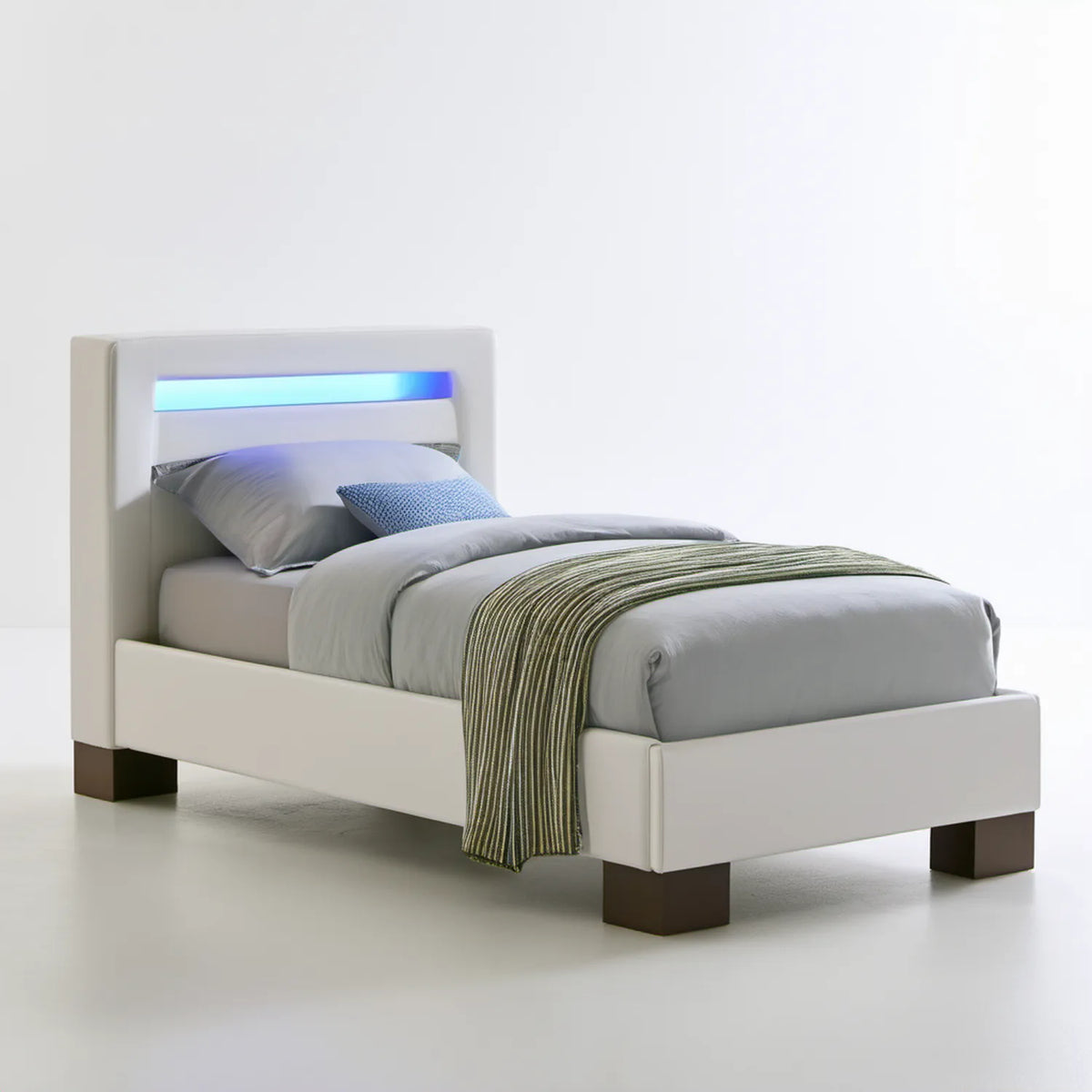 Białe łóżko jednoosobowe 90 x 200 cm z oświetleniem LED, tapicerką PU i brązowymi nogami z drewna sosnowego
